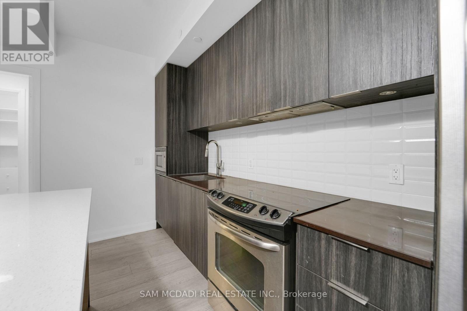 1010 - 110 Marine Parade Drive, Toronto, ON - Indoor Photo Showing Kitchen