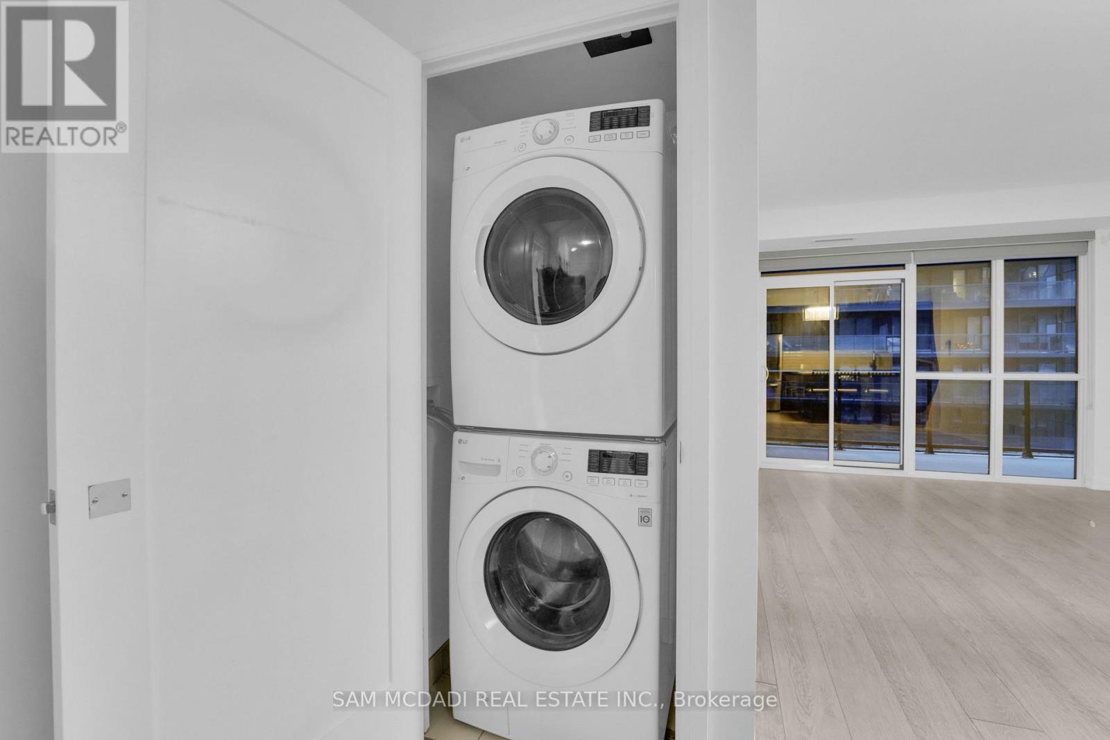 1010 - 110 Marine Parade Drive, Toronto, ON - Indoor Photo Showing Laundry Room