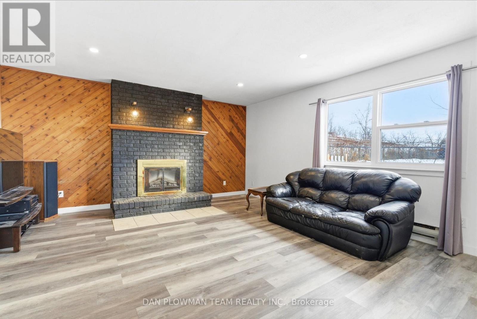 121 Dorset Street E, Port Hope, ON - Indoor Photo Showing Living Room With Fireplace