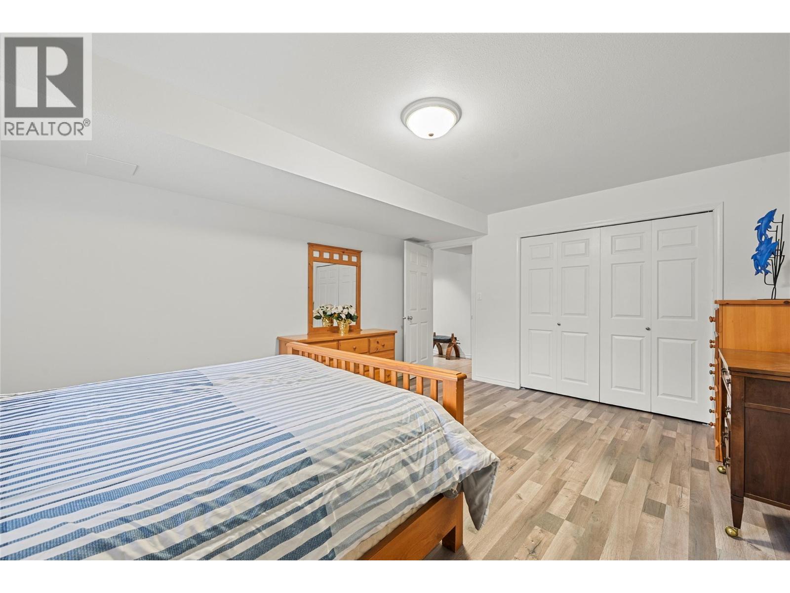 2421 Mount Tuam Crescent, Sorrento, BC - Indoor Photo Showing Bedroom