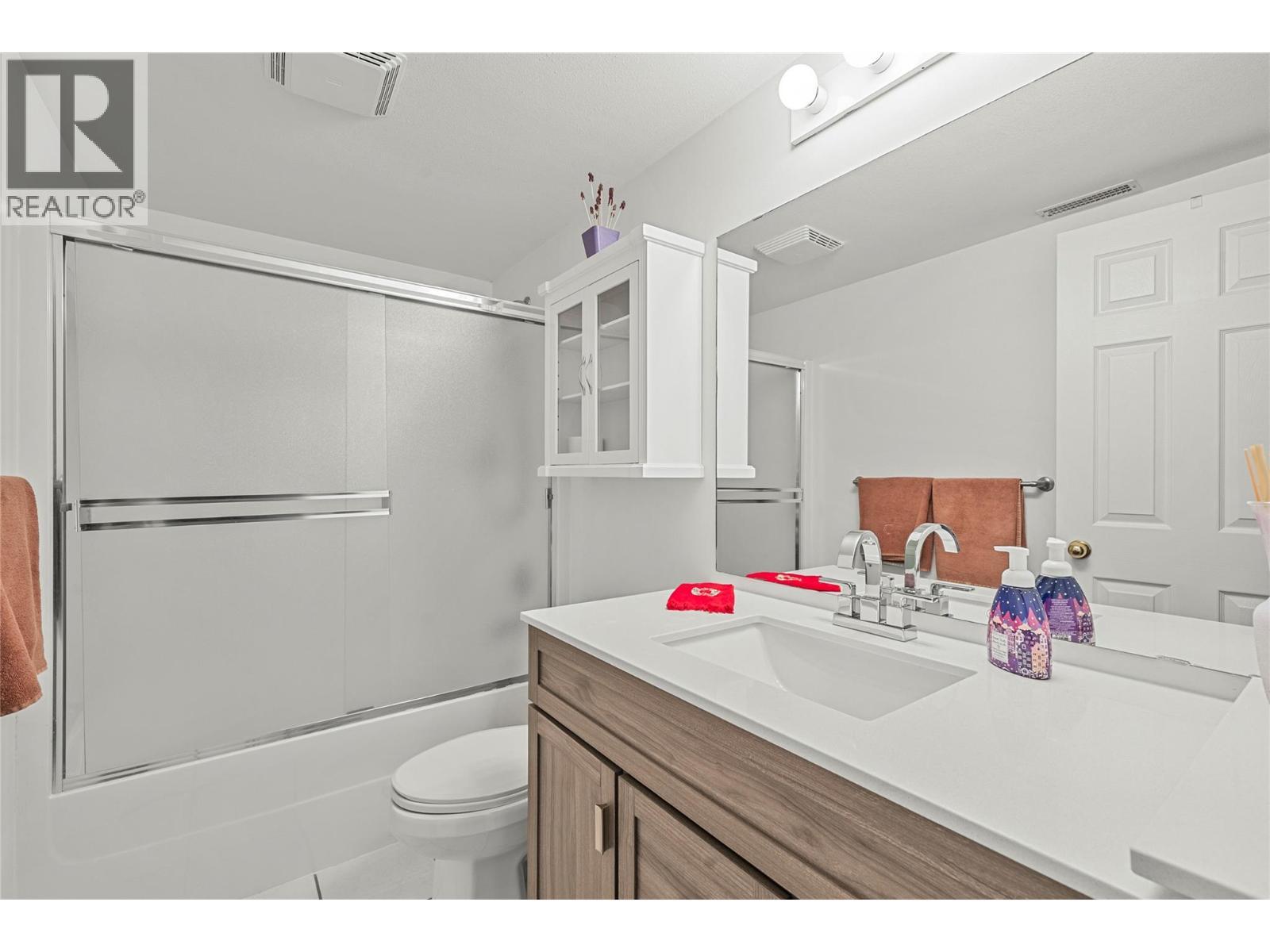 2421 Mount Tuam Crescent, Sorrento, BC - Indoor Photo Showing Bathroom