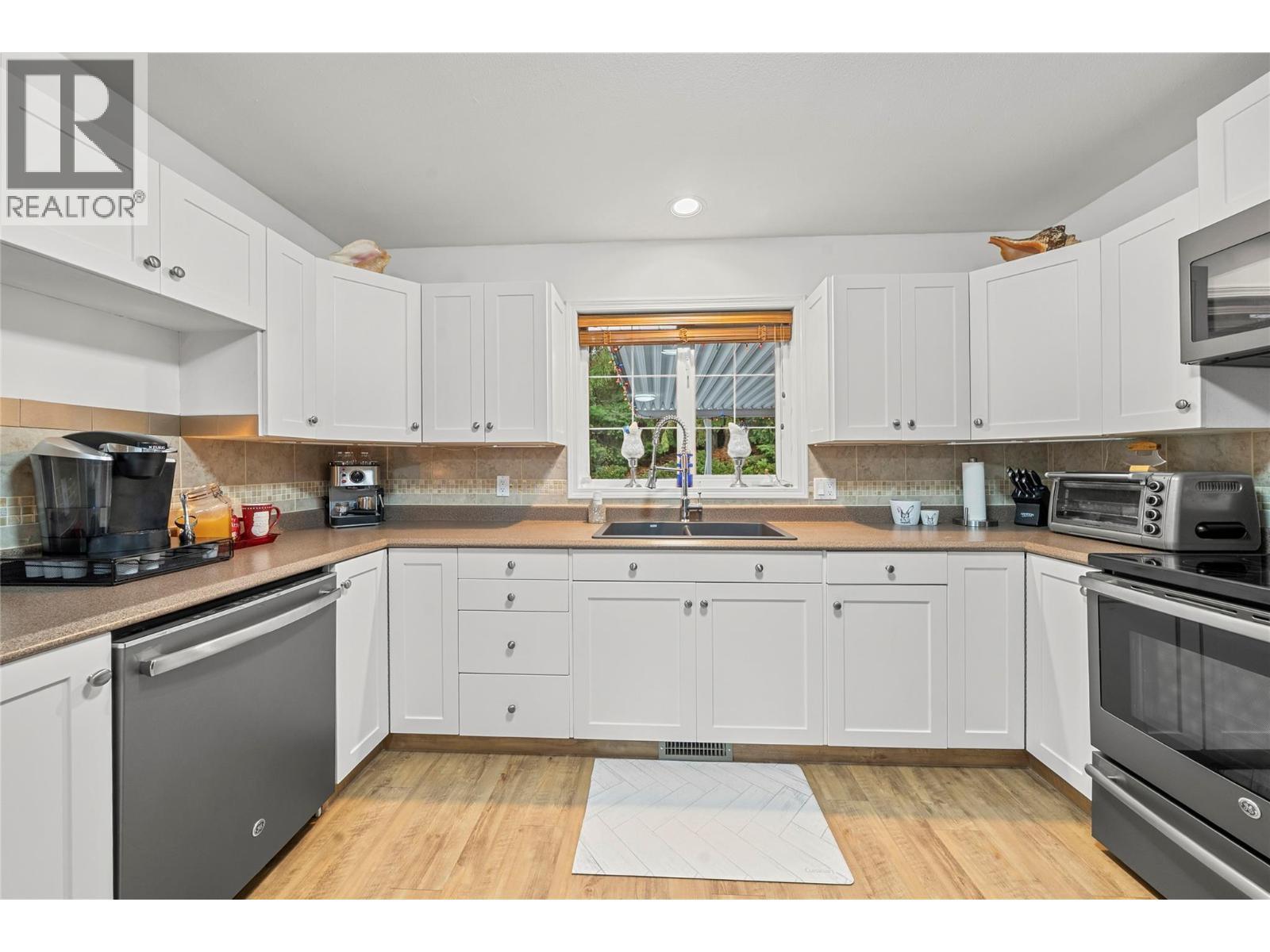 2421 Mount Tuam Crescent, Sorrento, BC - Indoor Photo Showing Kitchen