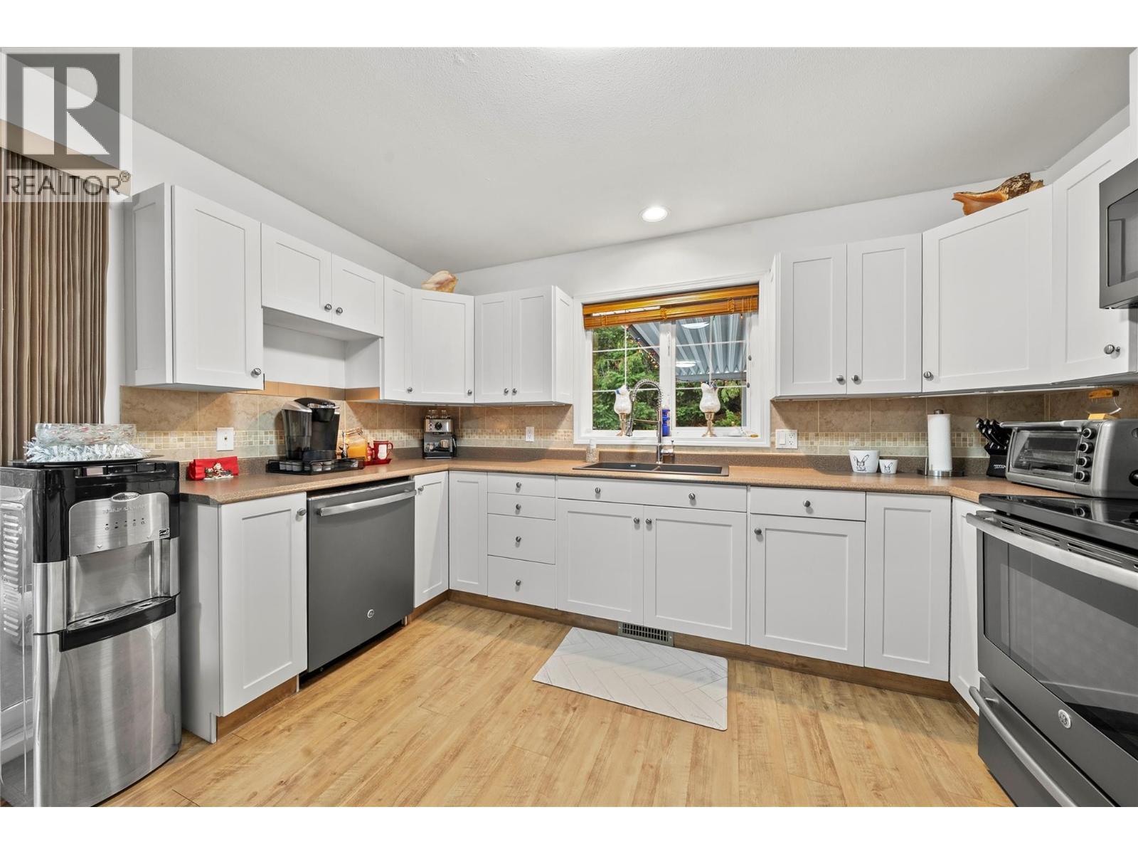2421 Mount Tuam Crescent, Sorrento, BC - Indoor Photo Showing Kitchen