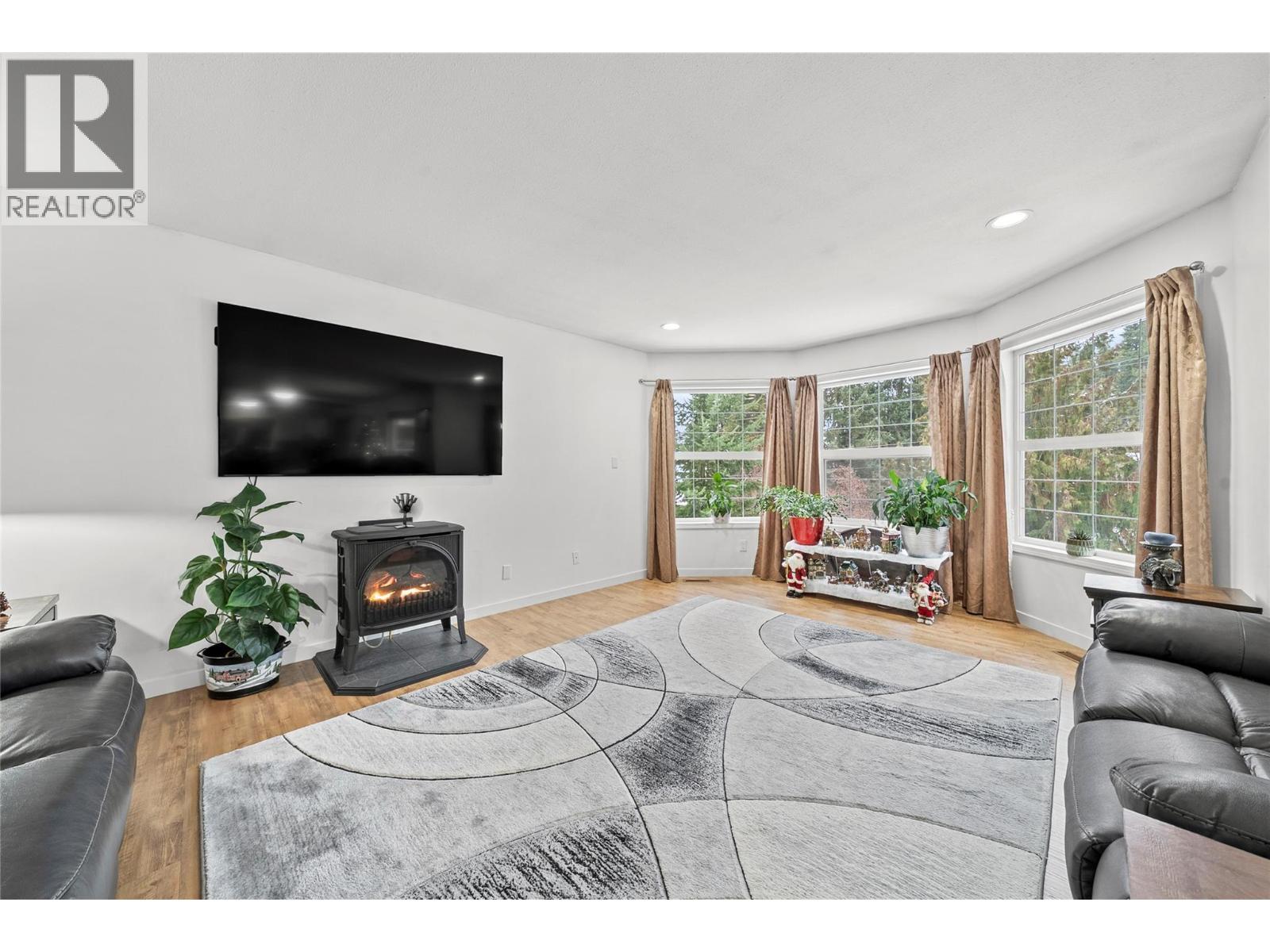 2421 Mount Tuam Crescent, Sorrento, BC - Indoor Photo Showing Living Room With Fireplace