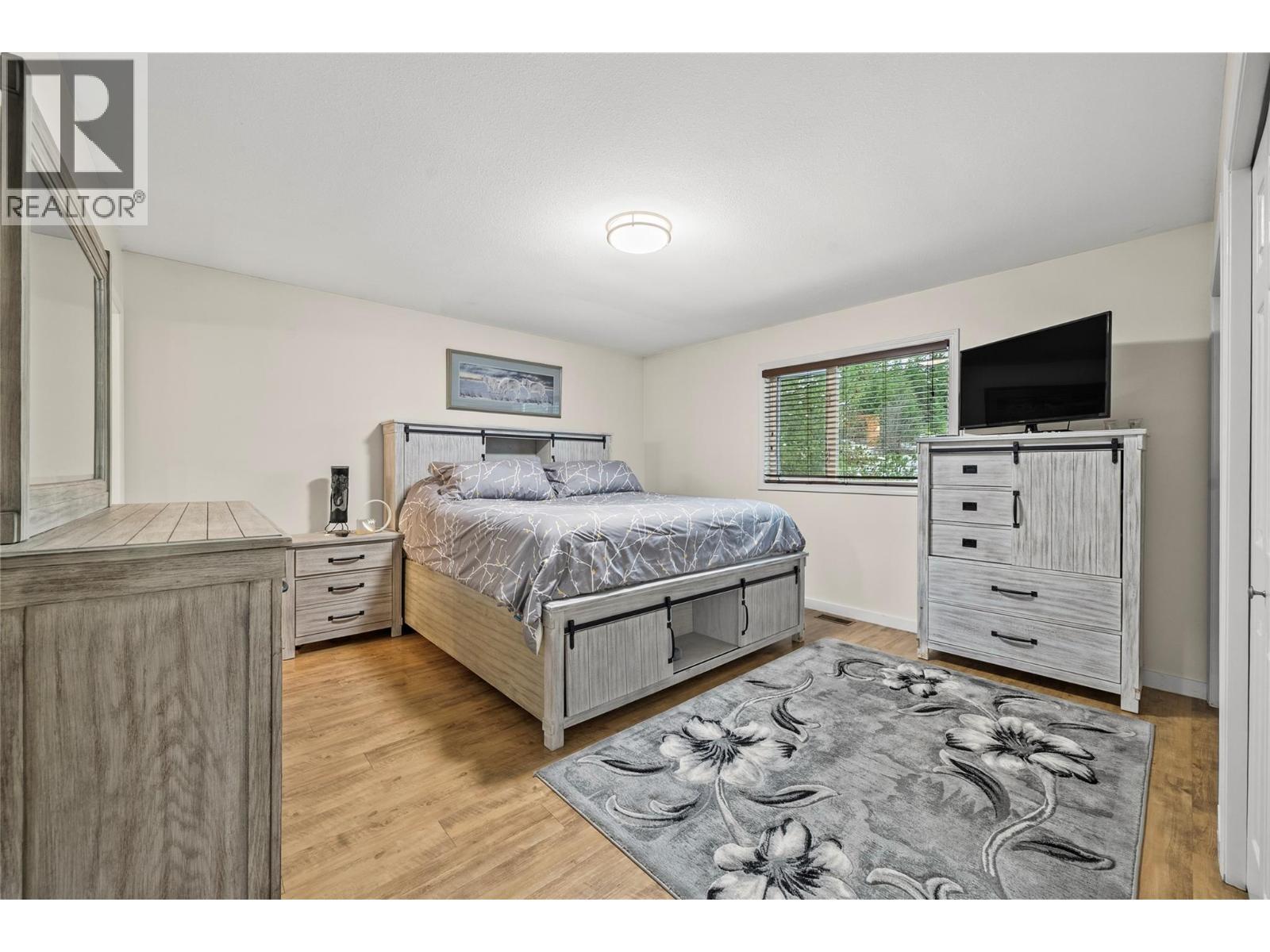 2421 Mount Tuam Crescent, Sorrento, BC - Indoor Photo Showing Bedroom