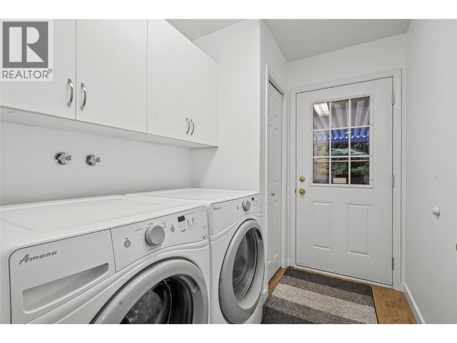2421 Mount Tuam Crescent, Sorrento, BC - Indoor Photo Showing Laundry Room