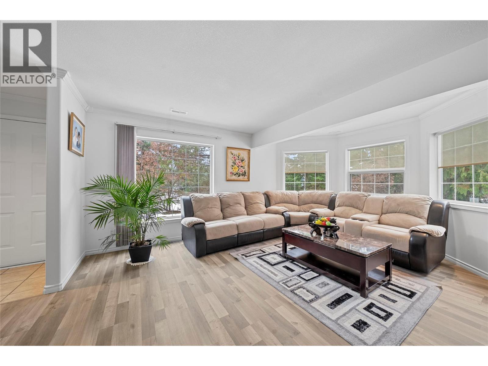 2421 Mount Tuam Crescent, Sorrento, BC - Indoor Photo Showing Living Room