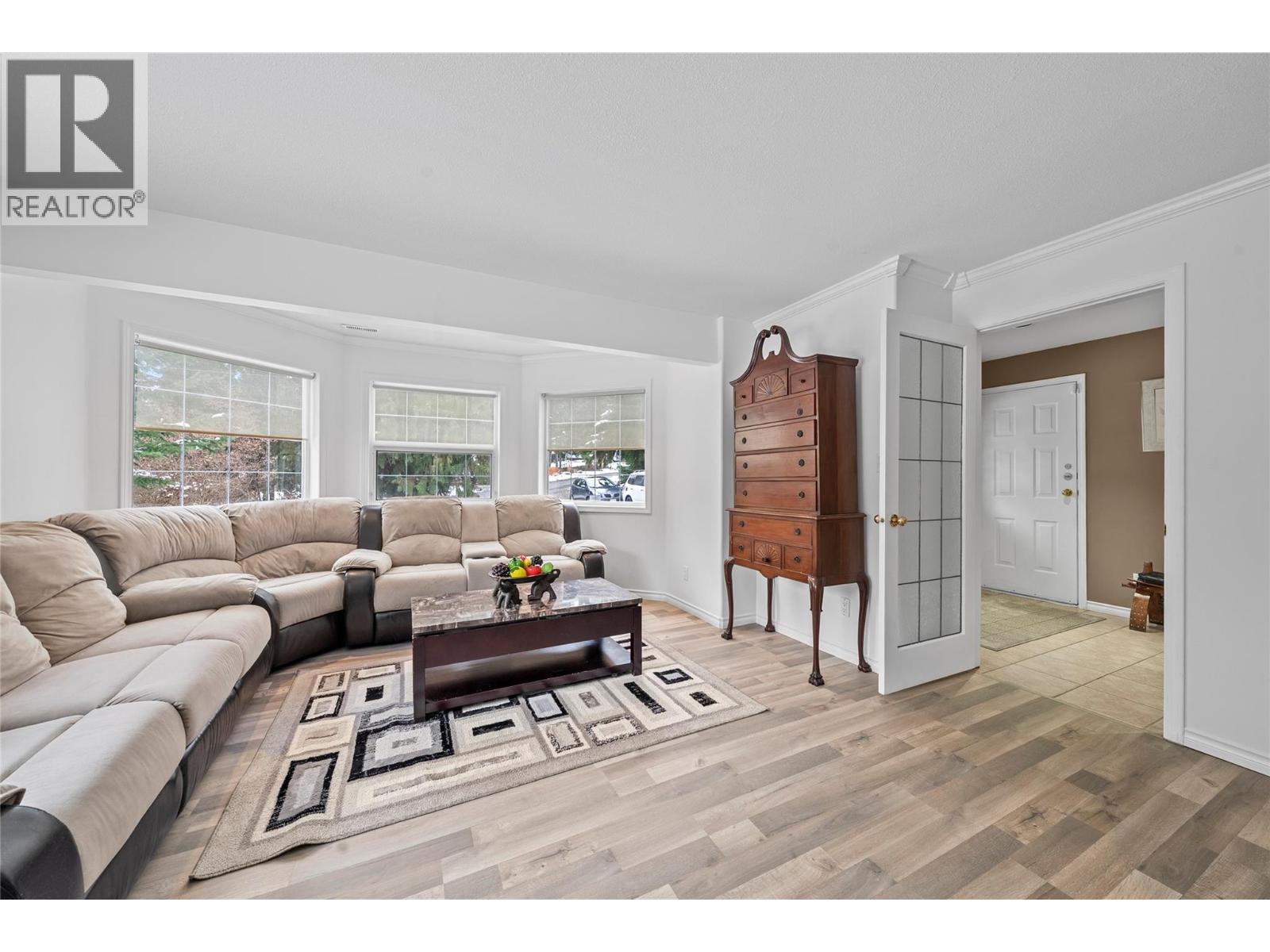 2421 Mount Tuam Crescent, Sorrento, BC - Indoor Photo Showing Living Room