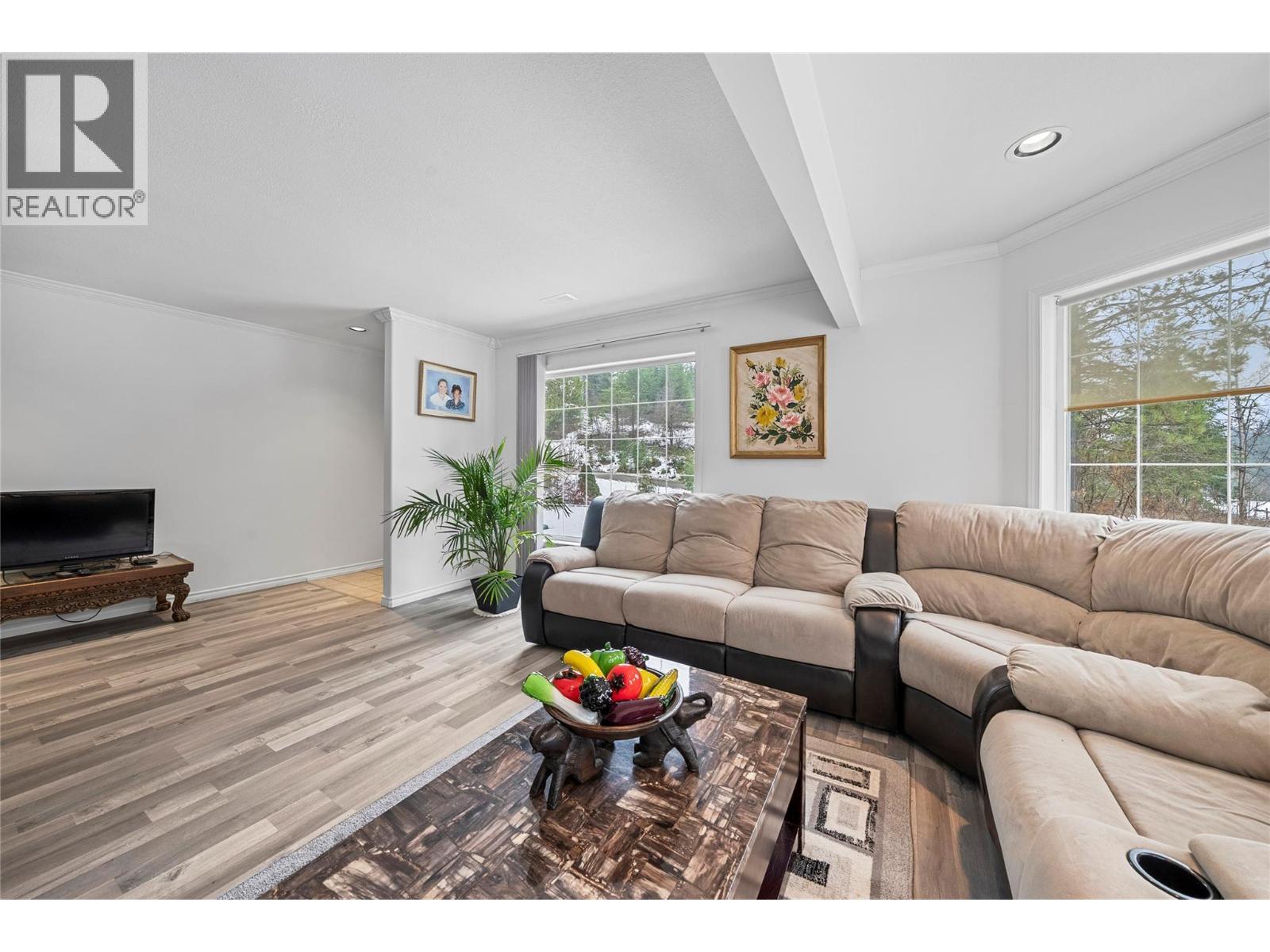 2421 Mount Tuam Crescent, Sorrento, BC - Indoor Photo Showing Living Room