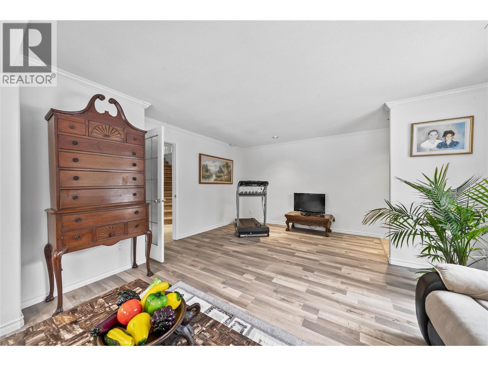 2421 Mount Tuam Crescent, Sorrento, BC - Indoor