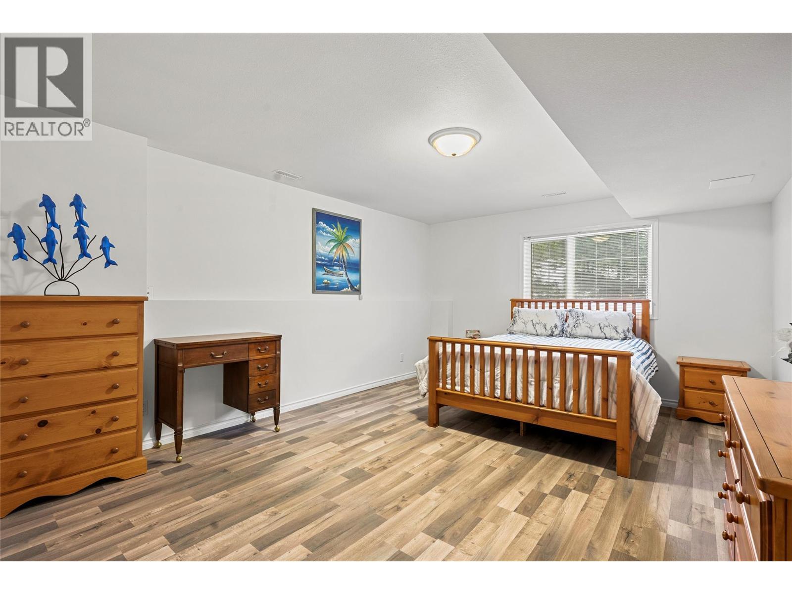 2421 Mount Tuam Crescent, Sorrento, BC - Indoor Photo Showing Bedroom