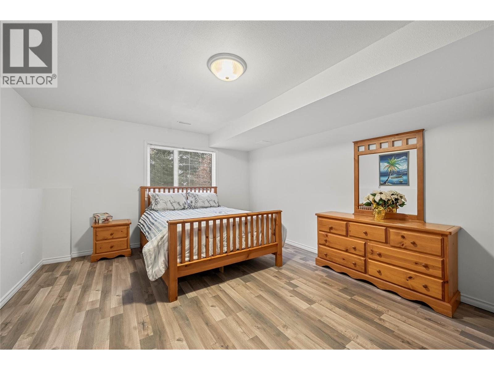 2421 Mount Tuam Crescent, Sorrento, BC - Indoor Photo Showing Bedroom