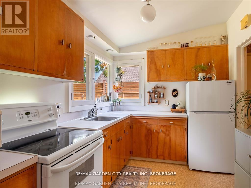 46 Henley Drive, St. Catharines (Martindale Pond), ON - Indoor Photo Showing Kitchen