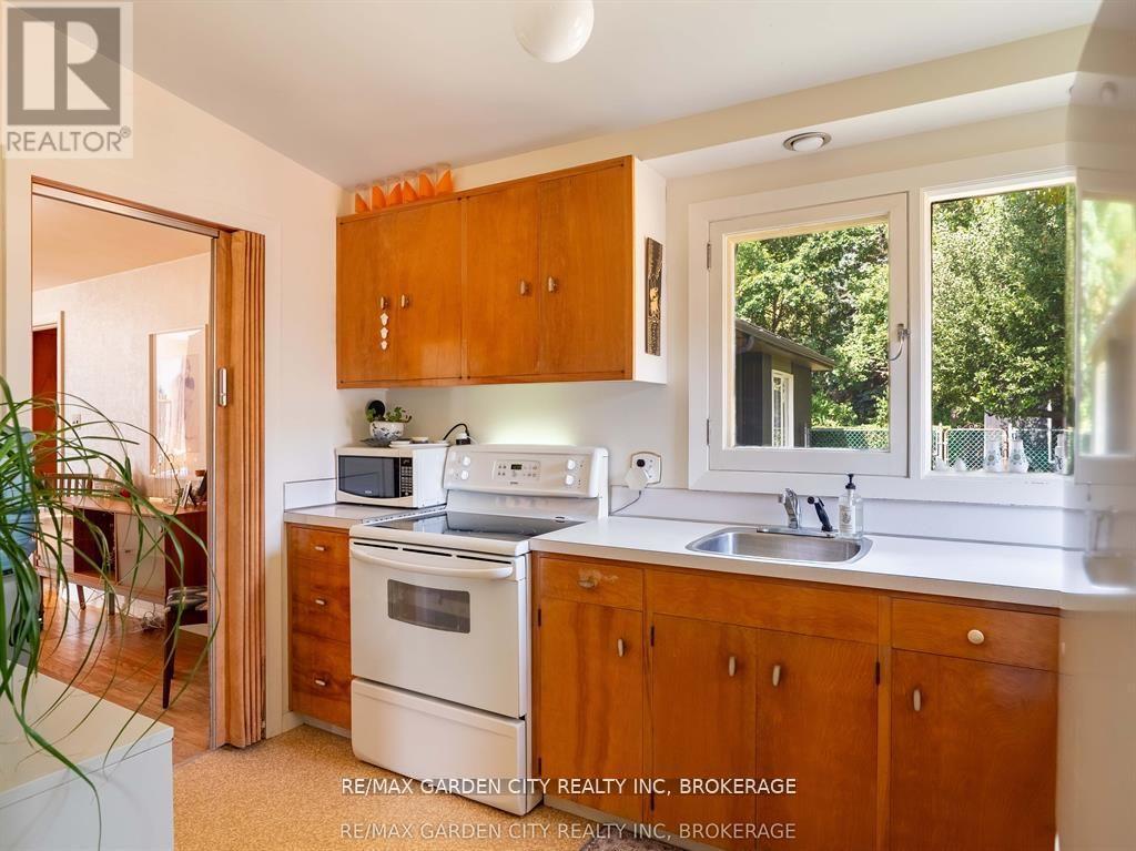 46 Henley Drive, St. Catharines (Martindale Pond), ON - Indoor Photo Showing Kitchen