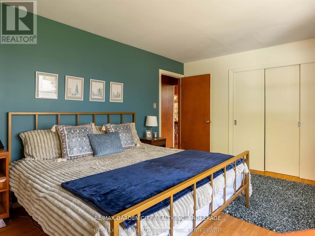 46 Henley Drive, St. Catharines (Martindale Pond), ON - Indoor Photo Showing Bedroom