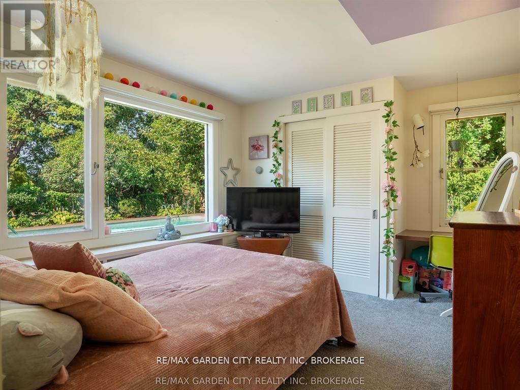 46 Henley Drive, St. Catharines (Martindale Pond), ON - Indoor Photo Showing Bedroom
