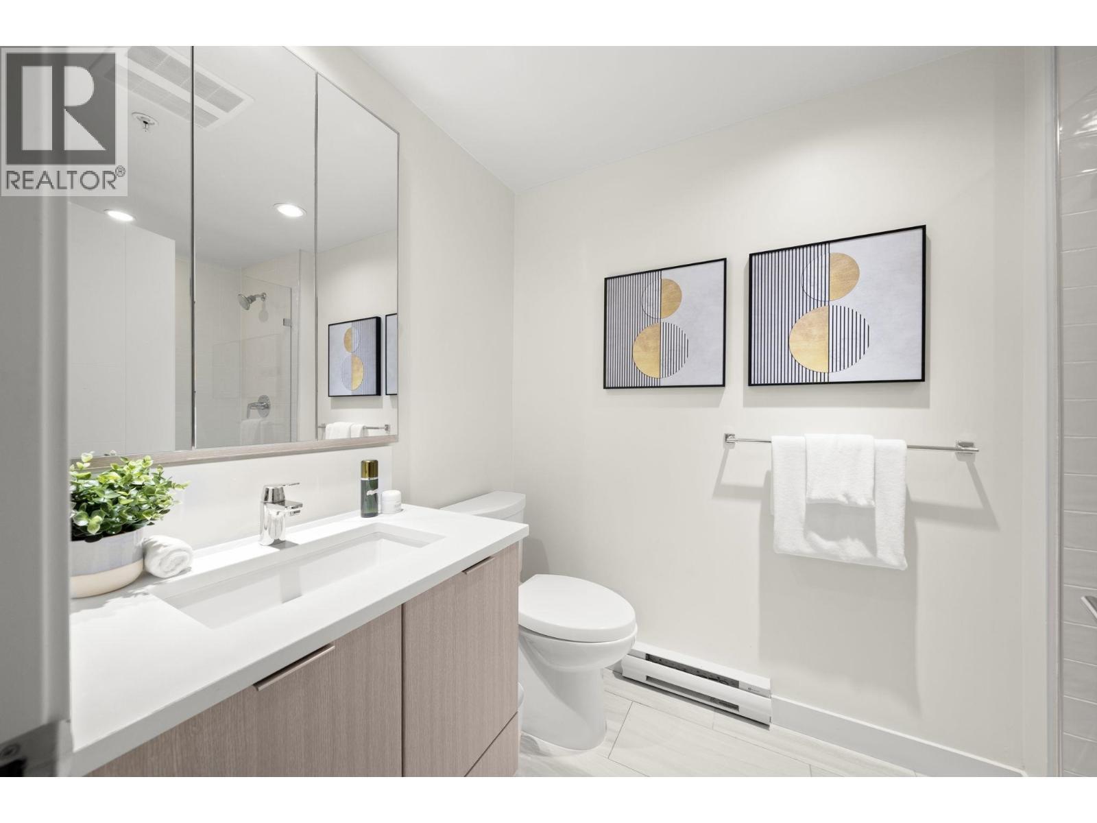 511 2188 Madison Avenue, Burnaby, BC - Indoor Photo Showing Bathroom