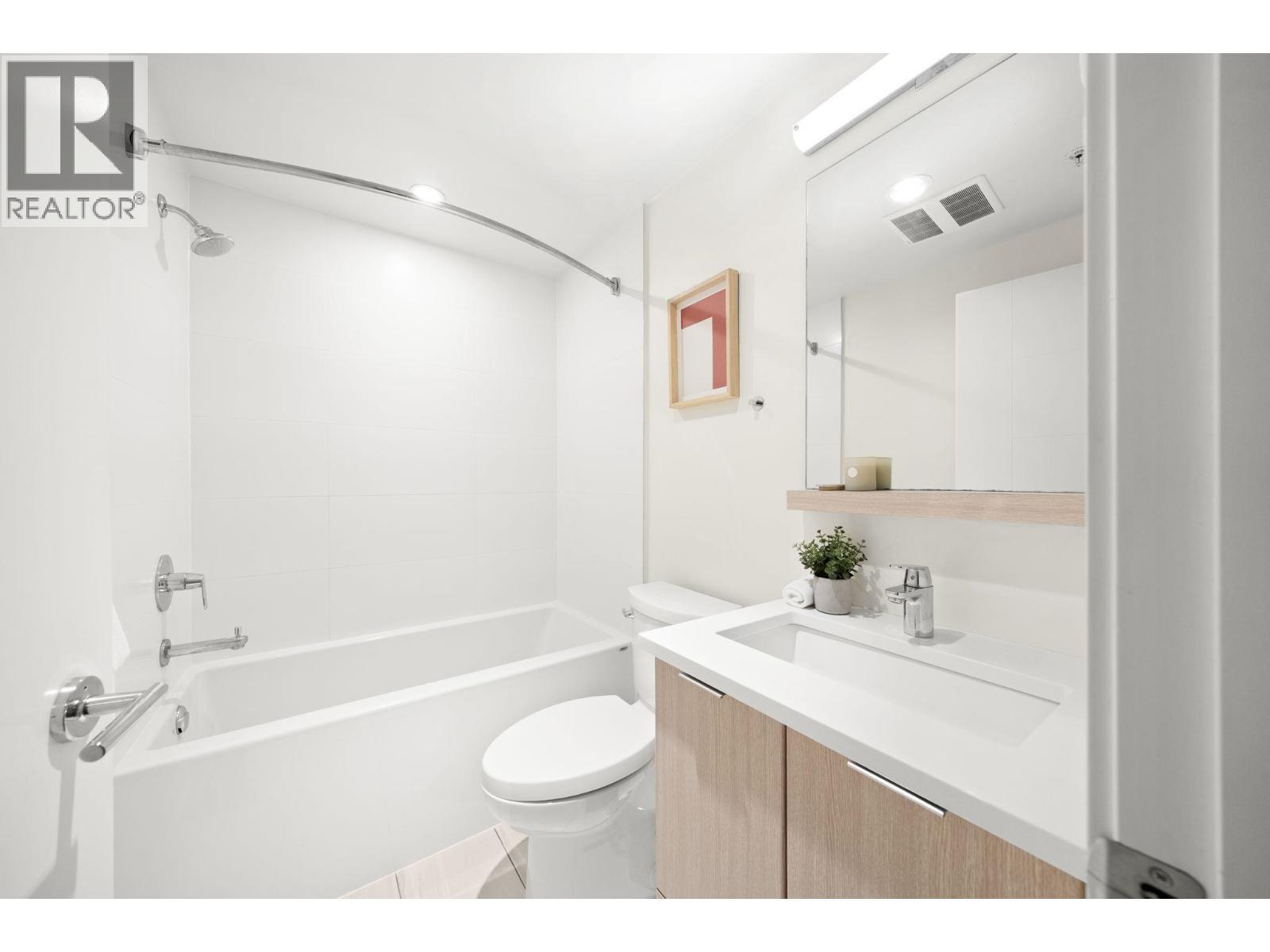 511 2188 Madison Avenue, Burnaby, BC - Indoor Photo Showing Bathroom