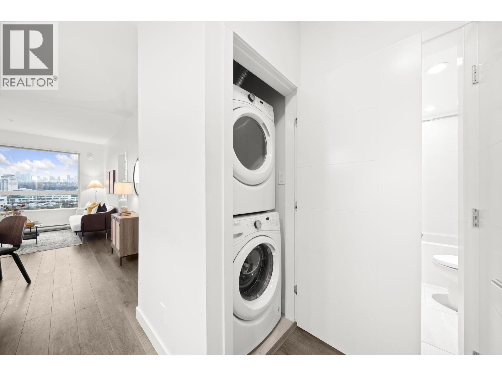 511 2188 Madison Avenue, Burnaby, BC - Indoor Photo Showing Laundry Room