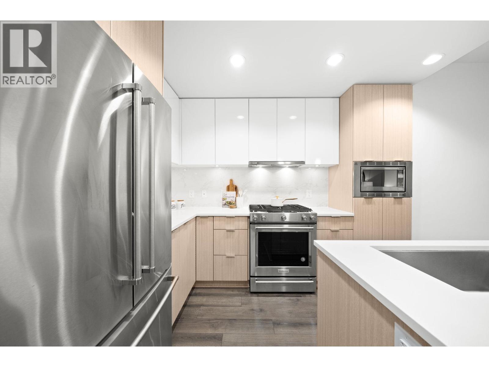 511 2188 Madison Avenue, Burnaby, BC - Indoor Photo Showing Kitchen With Upgraded Kitchen