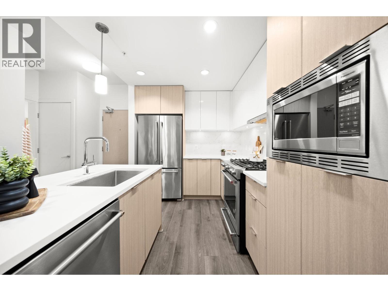 511 2188 Madison Avenue, Burnaby, BC - Indoor Photo Showing Kitchen With Upgraded Kitchen