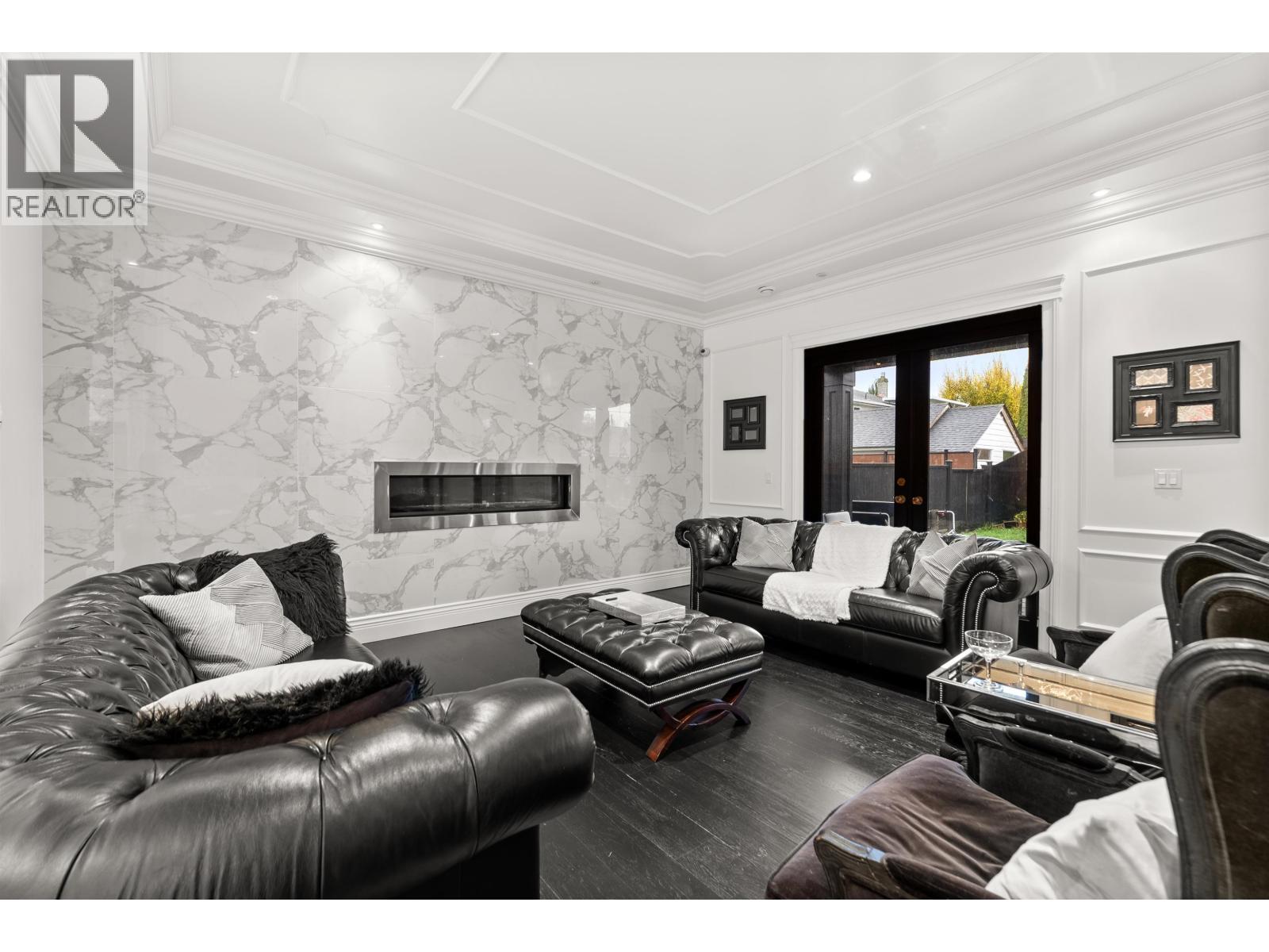 4434 60B Street, Delta, BC - Indoor Photo Showing Living Room With Fireplace