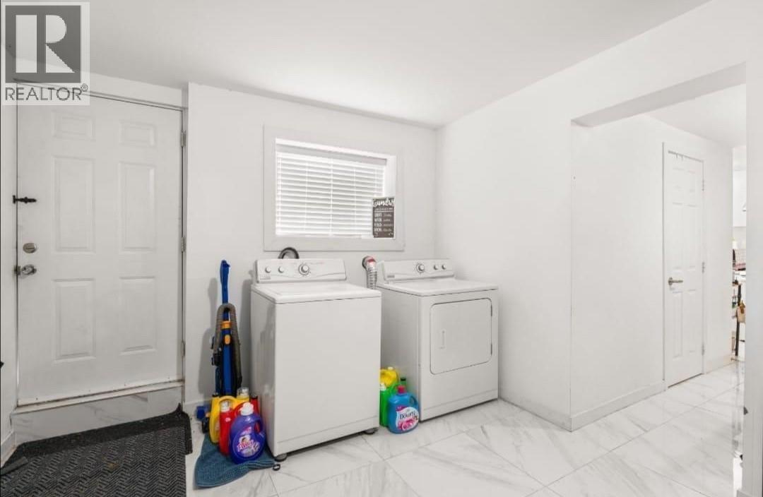 Lower 1106 Duthie Avenue, Burnaby, BC - Indoor Photo Showing Laundry Room