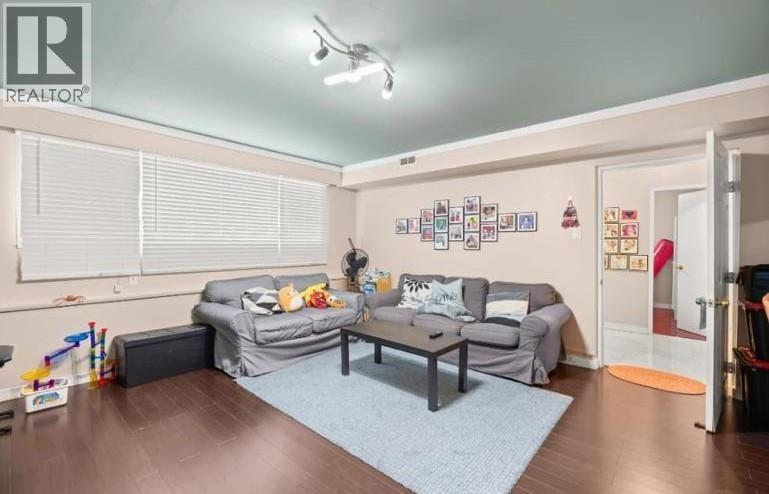 Lower 1106 Duthie Avenue, Burnaby, BC - Indoor Photo Showing Living Room