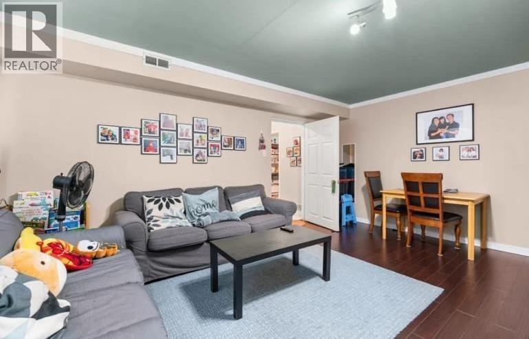 Lower 1106 Duthie Avenue, Burnaby, BC - Indoor Photo Showing Living Room