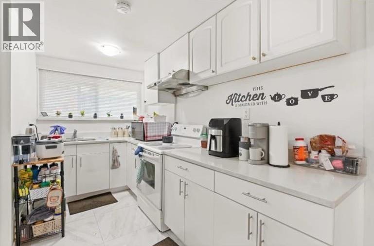 Lower 1106 Duthie Avenue, Burnaby, BC - Indoor Photo Showing Kitchen