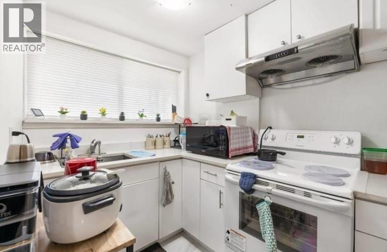 Lower 1106 Duthie Avenue, Burnaby, BC - Indoor Photo Showing Kitchen