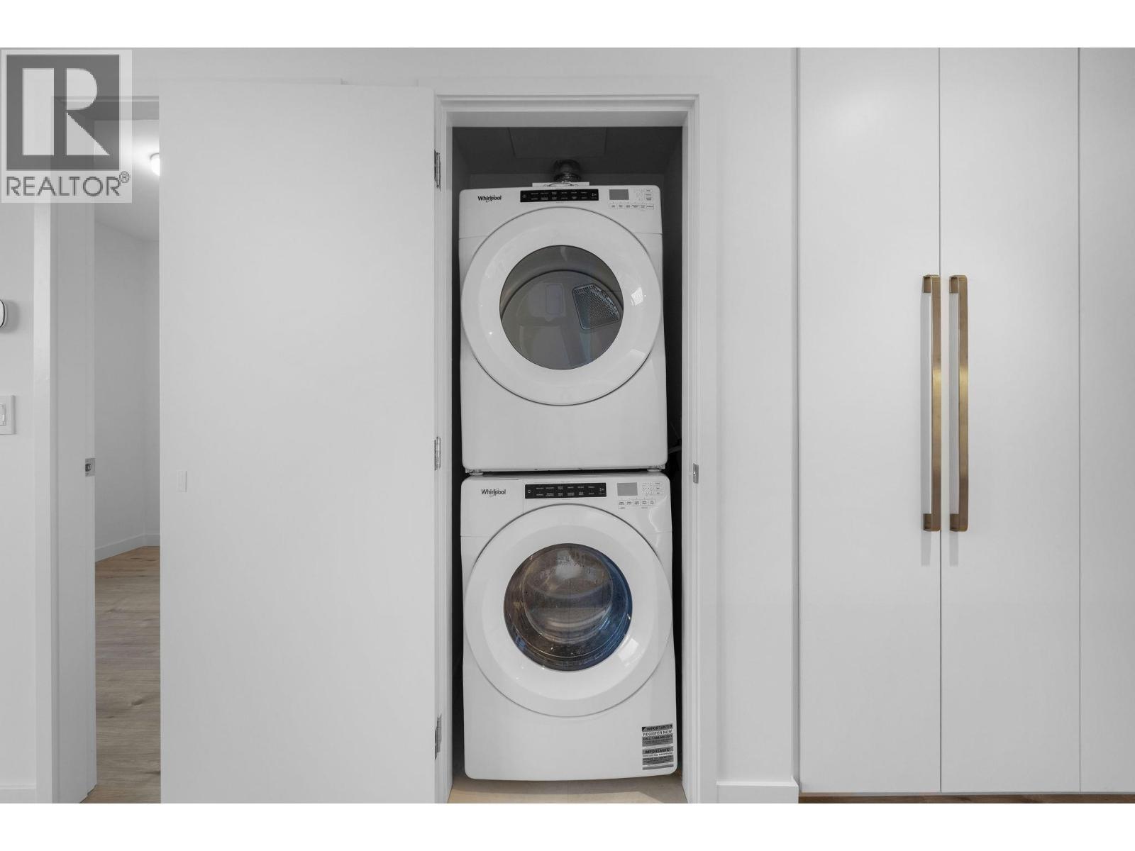 4001 720 Farrow Street, Coquitlam, BC - Indoor Photo Showing Laundry Room