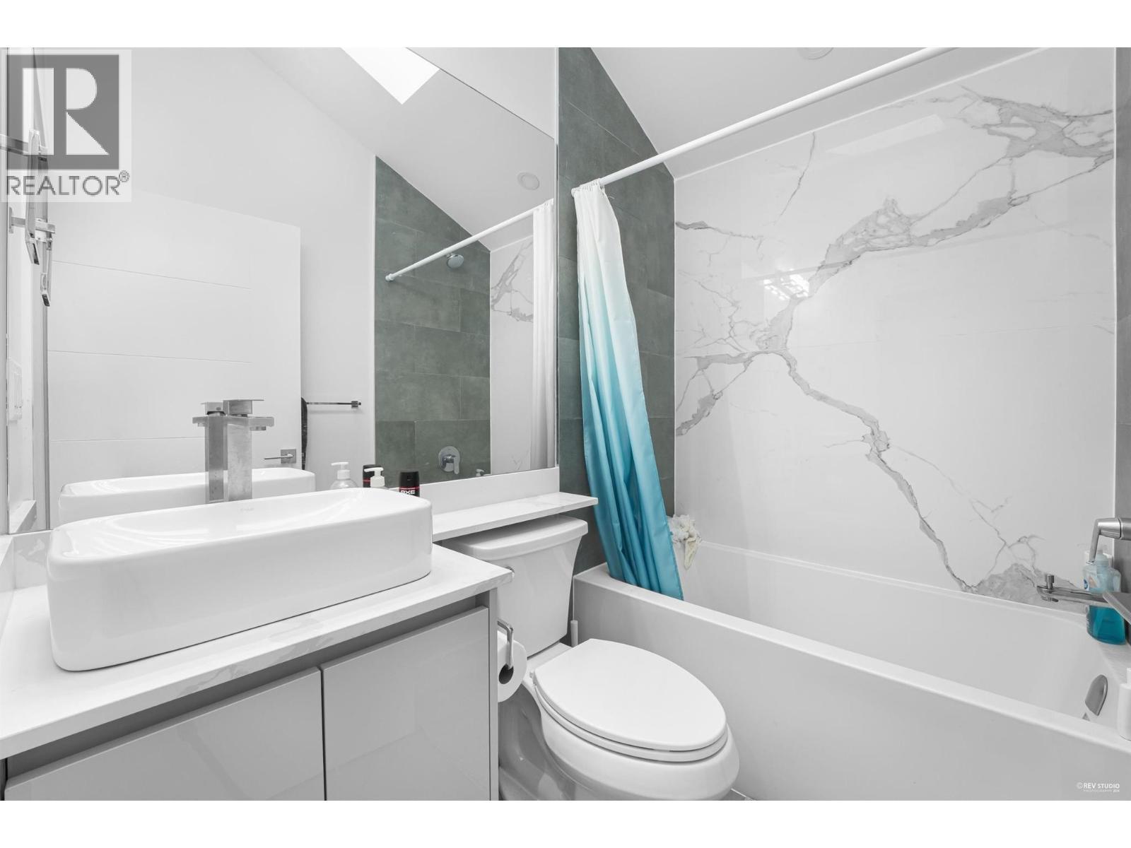2881 E Georgia Street, Vancouver, BC - Indoor Photo Showing Bathroom