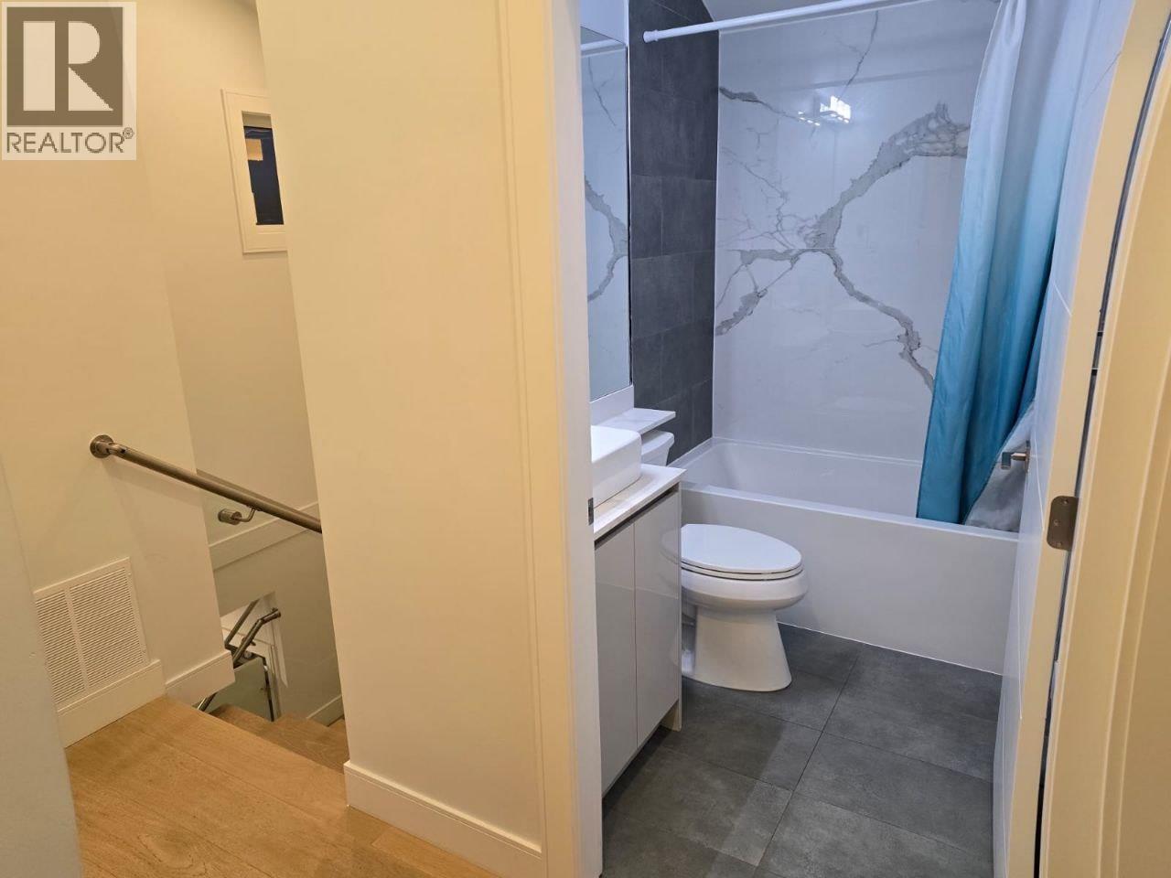 2881 E Georgia Street, Vancouver, BC - Indoor Photo Showing Bathroom