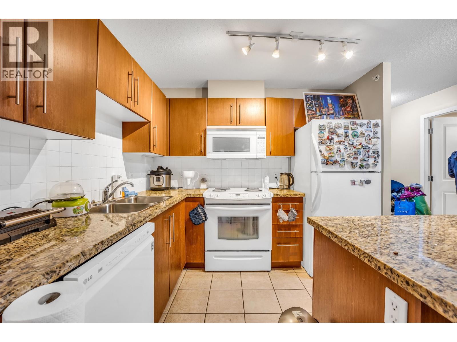201 2138 Madison Avenue, Burnaby, BC - Indoor Photo Showing Kitchen With Double Sink