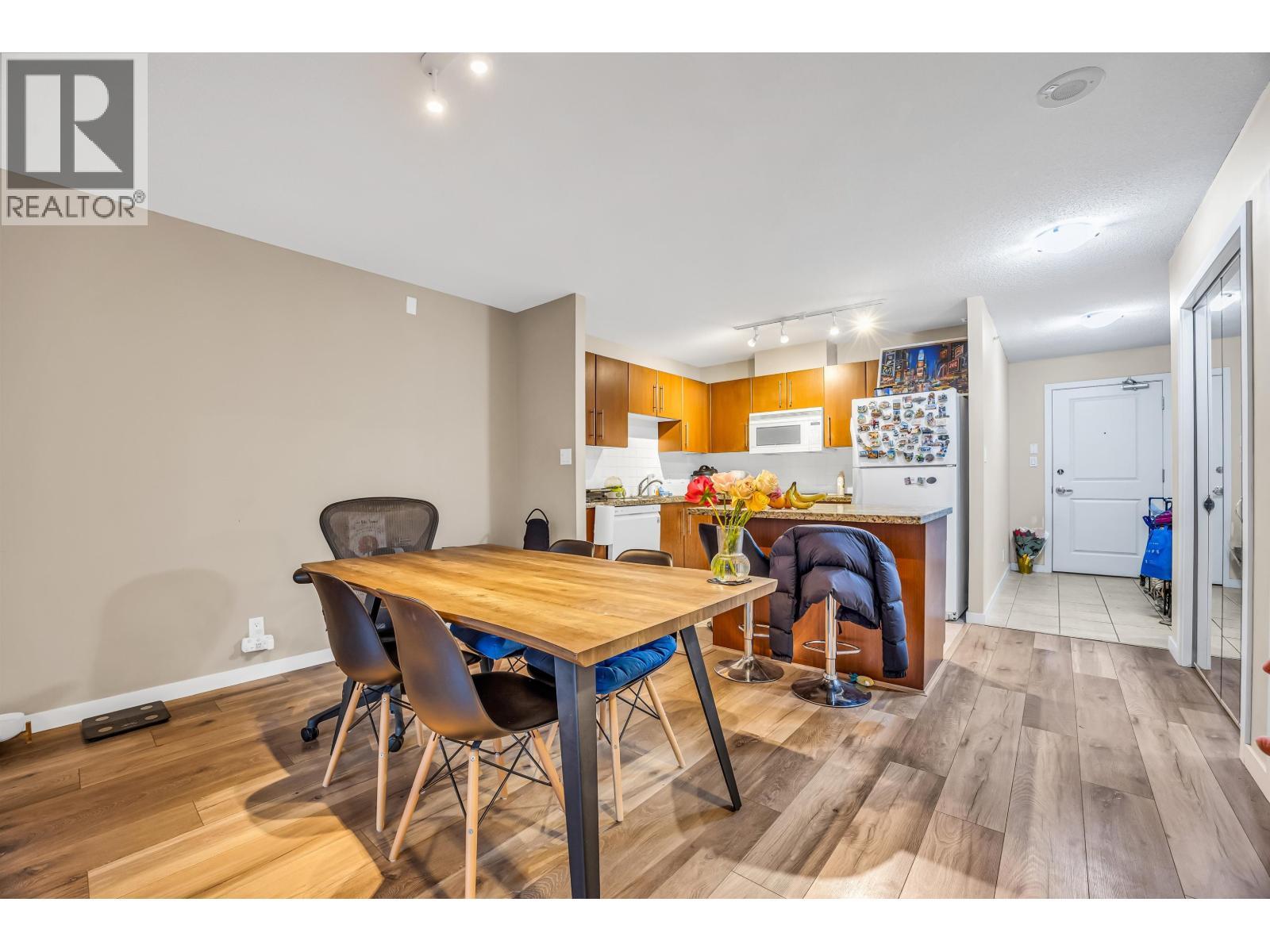 201 2138 Madison Avenue, Burnaby, BC - Indoor Photo Showing Dining Room