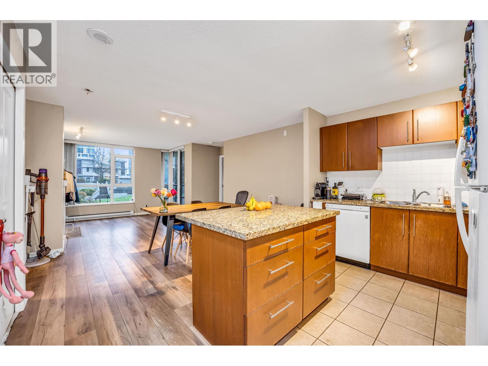 201 2138 Madison Avenue, Burnaby, BC - Indoor Photo Showing Kitchen