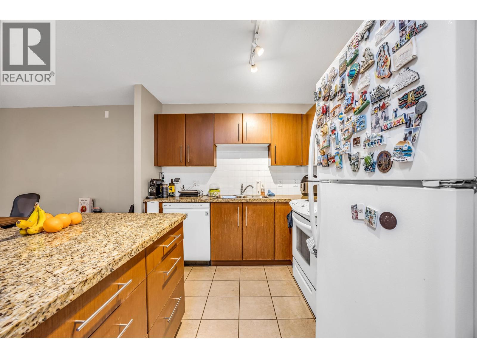 201 2138 Madison Avenue, Burnaby, BC - Indoor Photo Showing Kitchen With Double Sink
