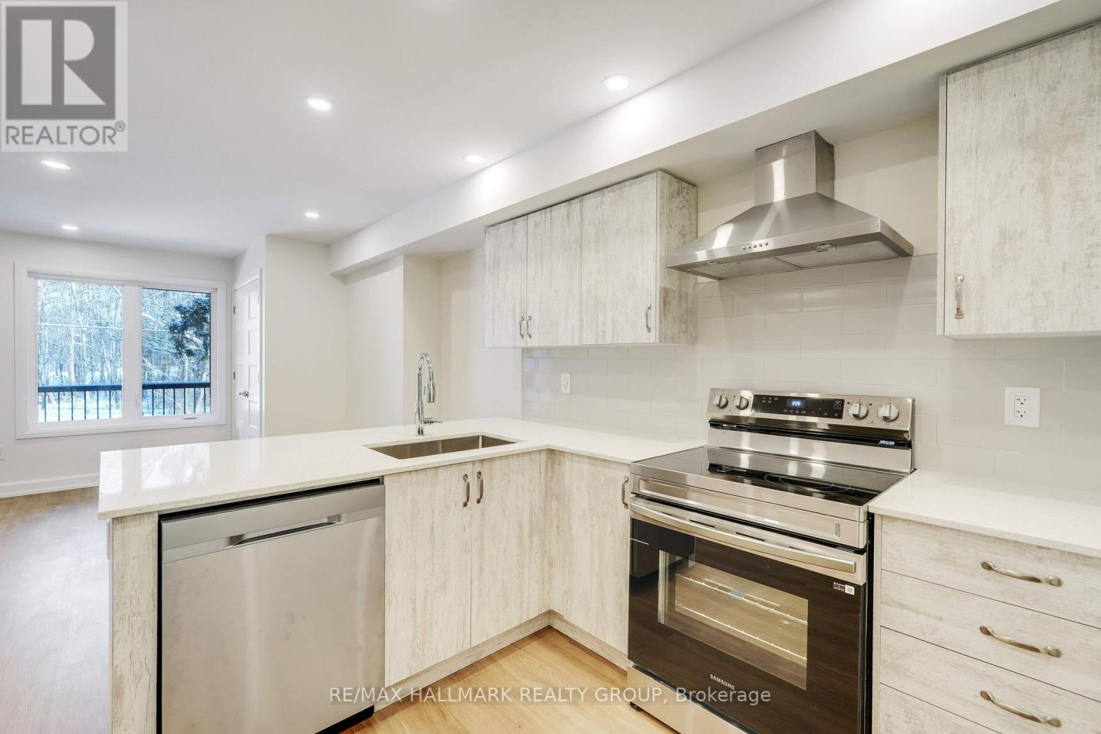 B - 958 Fisher Avenue, Ottawa, ON - Indoor Photo Showing Kitchen With Upgraded Kitchen