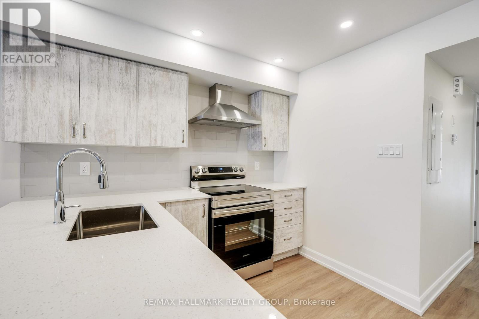 B - 958 Fisher Avenue, Ottawa, ON - Indoor Photo Showing Kitchen With Upgraded Kitchen