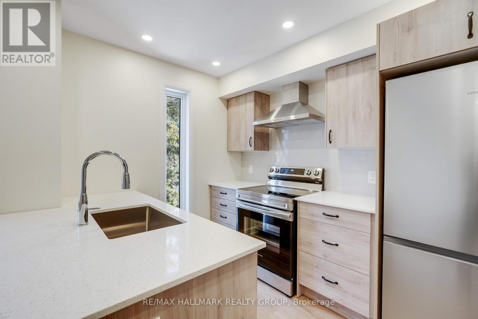 A - 958 Fisher Avenue, Ottawa, ON - Indoor Photo Showing Kitchen With Stainless Steel Kitchen