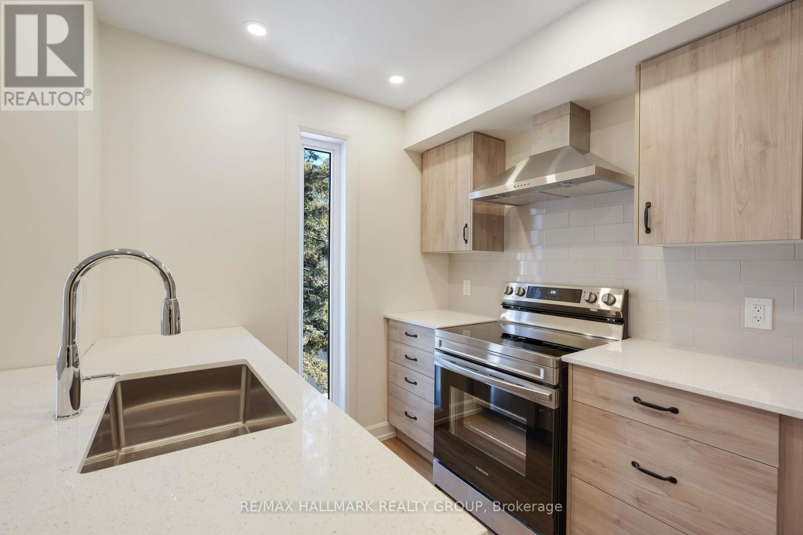 A - 958 Fisher Avenue, Ottawa, ON - Indoor Photo Showing Kitchen With Upgraded Kitchen