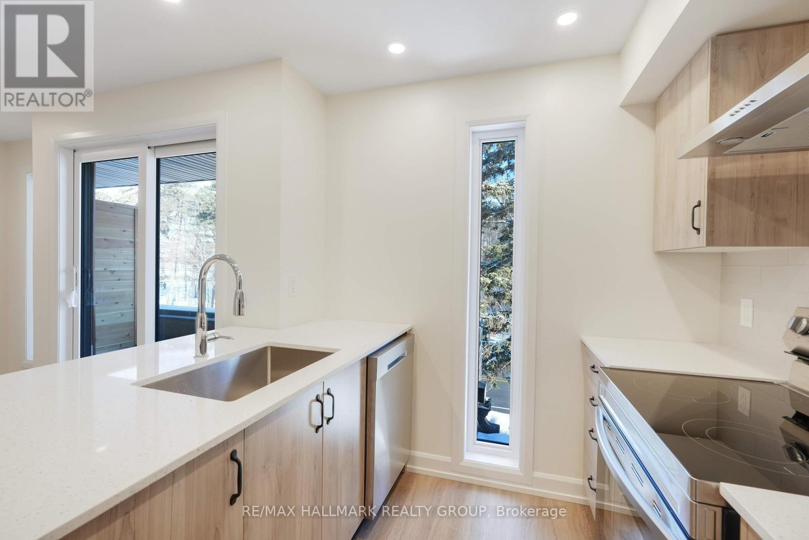 A - 958 Fisher Avenue, Ottawa, ON - Indoor Photo Showing Kitchen With Upgraded Kitchen