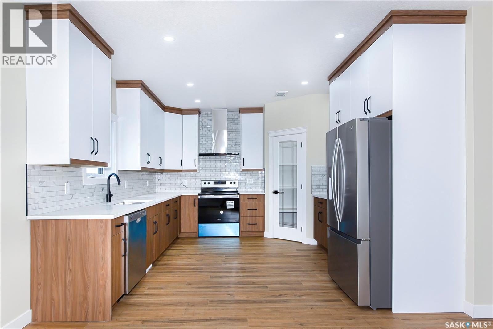 355 Sharma Lane, Saskatoon, SK - Indoor Photo Showing Kitchen With Upgraded Kitchen