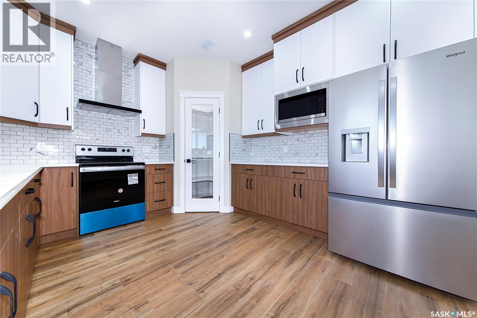 355 Sharma Lane, Saskatoon, SK - Indoor Photo Showing Kitchen With Upgraded Kitchen