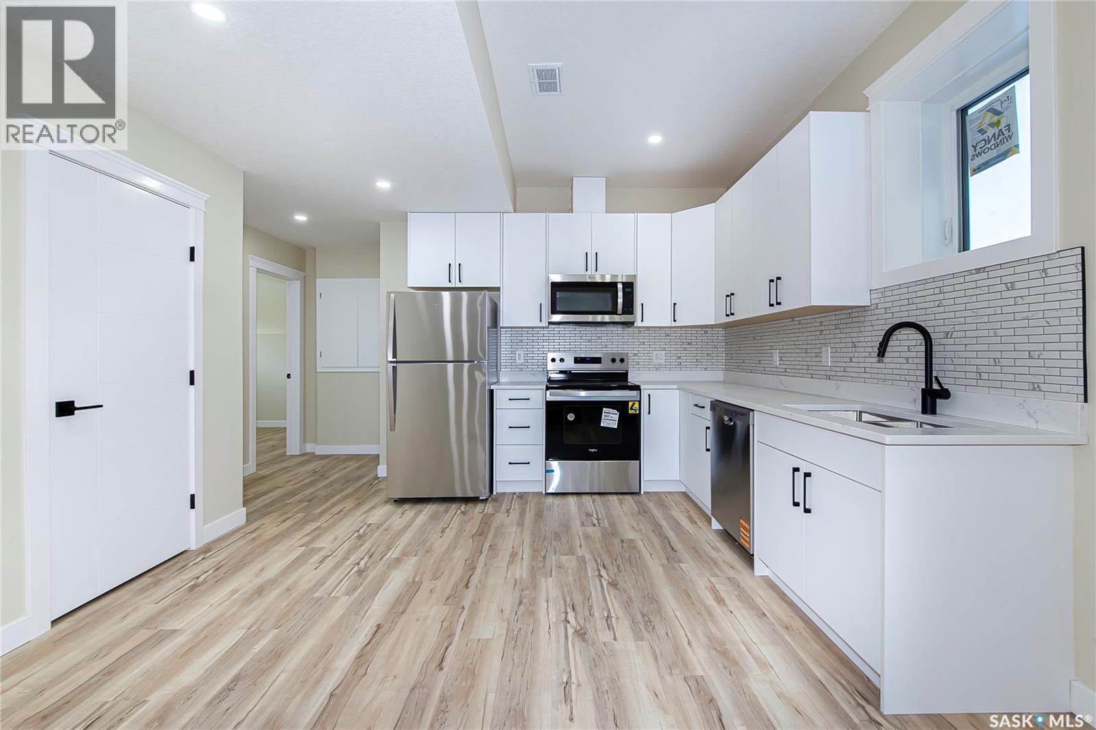 355 Sharma Lane, Saskatoon, SK - Indoor Photo Showing Kitchen With Upgraded Kitchen