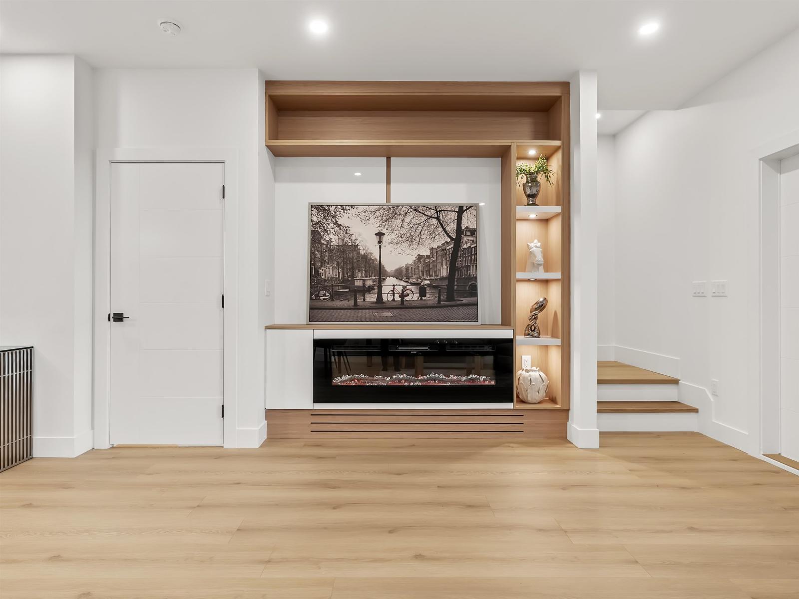 101 16693 16 Avenue, Surrey, BC - Indoor With Fireplace