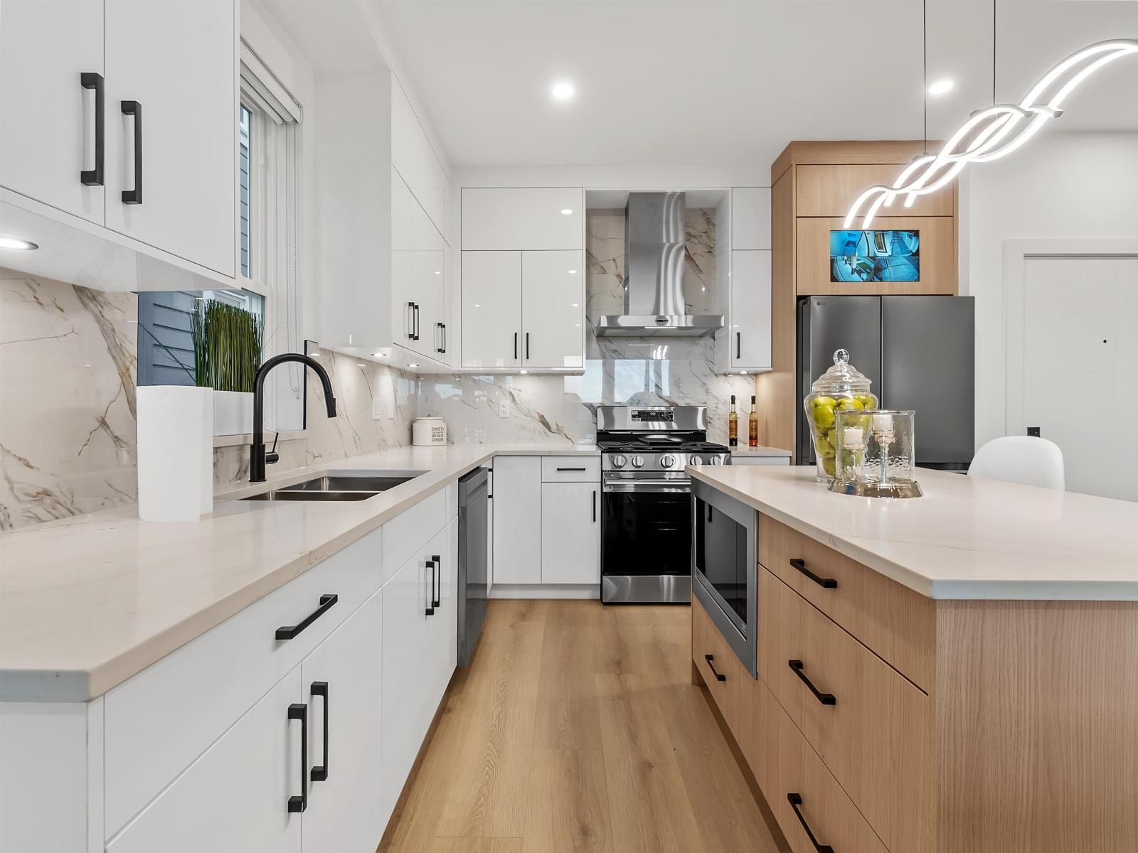 101 16693 16 Avenue, Surrey, BC - Indoor Photo Showing Kitchen With Double Sink With Upgraded Kitchen