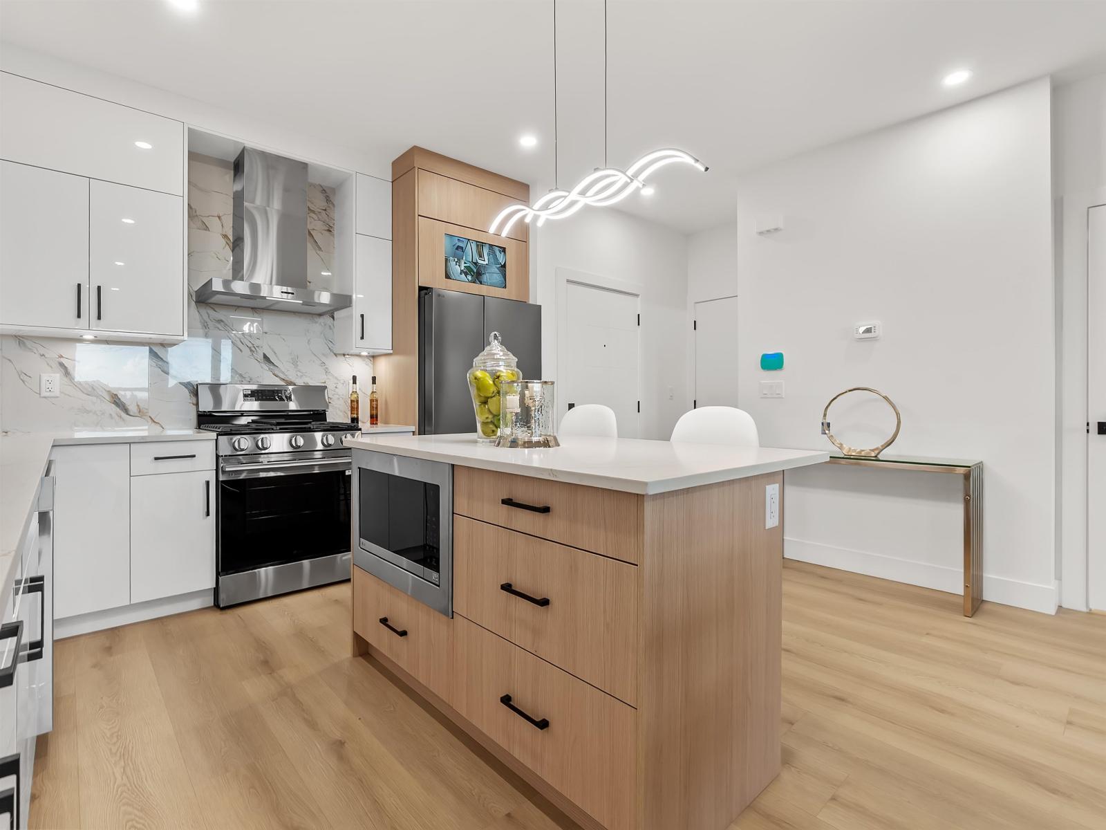 101 16693 16 Avenue, Surrey, BC - Indoor Photo Showing Kitchen With Upgraded Kitchen