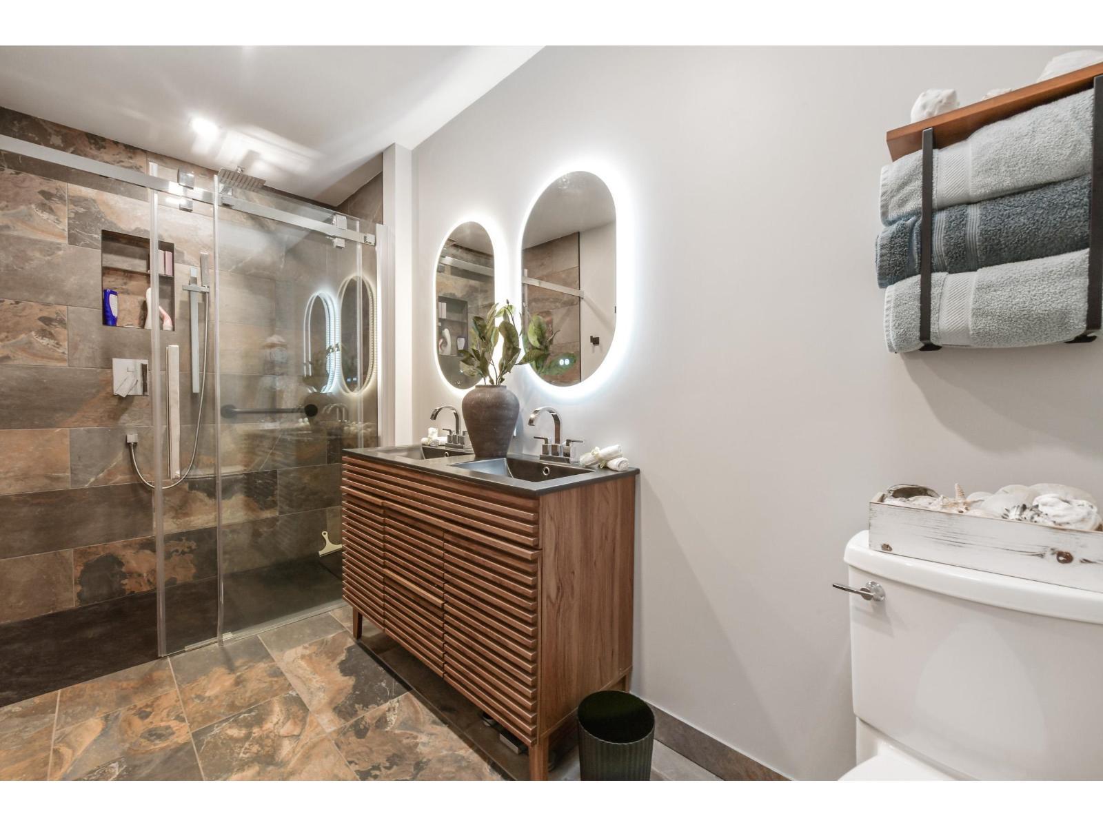 6035 172B Street, Surrey, BC - Indoor Photo Showing Bathroom